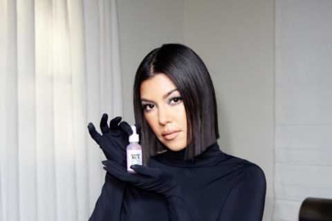 Kourtney Kardashian praised for ‘normalizing’ having a ‘real’ body and hips in unedited new photo