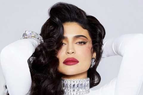Kardashian fans call out Kylie Jenner’s latest ‘photoshop fail’ as she poses in skintight dress for ..
