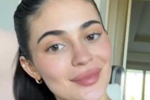 Kardashian fans think Kylie Jenner looks unrecognizable as she’s ‘overdoing her fillers’ in..