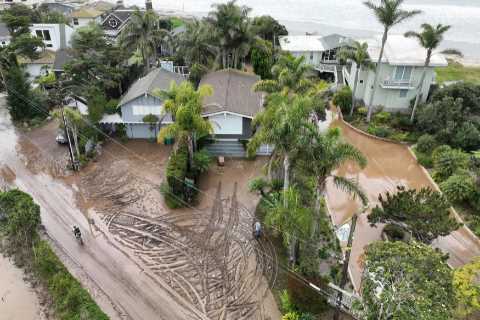 Kourtney Kardashian &amp; Travis Barker’s $15M Santa Barbara beach house devastated by raging storm ..