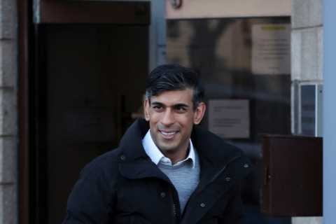 Rishi Sunak pledges to send tank squadron to Ukraine ahead of a spring offensive