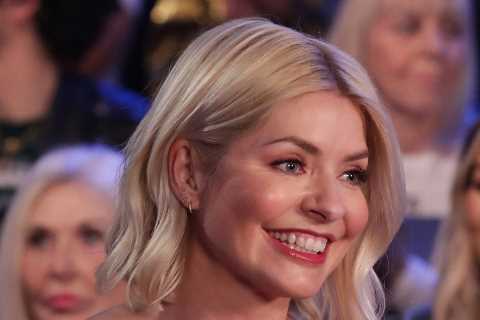 Holly Willoughby addresses Joey Essex’s romance with Dancing on Ice partner Vanessa