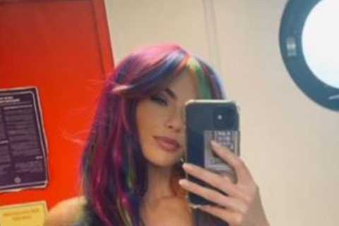 Hollyoaks’ Jennifer Metcalfe strips topless for playful snap as she shows off colourful new hair