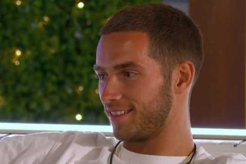 Love Island fans do u-turn on show favourite as he makes moves on new girl