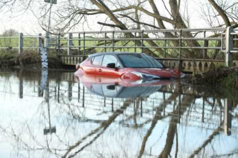 Making UK ready for extreme heat &amp; flooding ‘could cost at least £10bn a year’