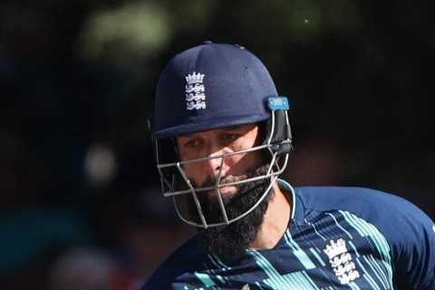 Watch England cricketer Moeen Ali perform unheard of one-handed reverse slap shot.. that doesn’t..