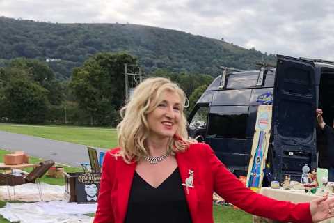 Who is Caroline Hawley on Bargain Hunt?