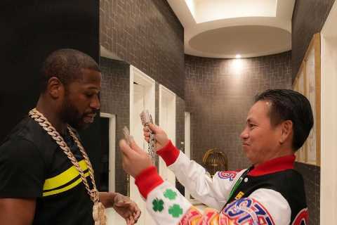 Floyd Mayweather splashes out out $1million on white gold, 300 carat diamond chain ahead of Aaron..