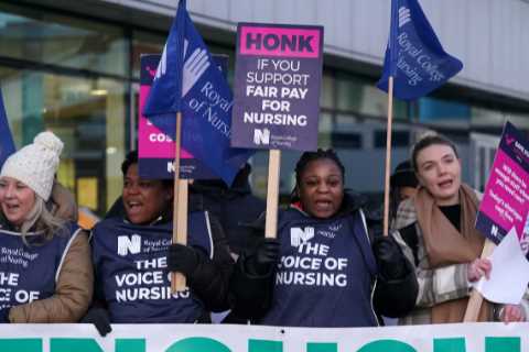 Nurses threaten to walk out of A&amp;E and cancer wards in escalation of pay row