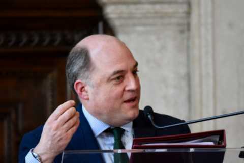 Ben Wallace will meet Nato defence ministers to ‘discuss fighter jets’ for Ukraine as Putin..