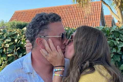 TV Chef looks unrecognisable as he kisses wife – can you tell who it is?
