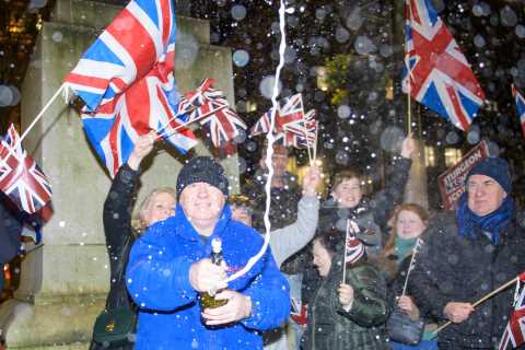 Unionists pop champagne &amp; hold ‘massive conga’ in Glasgow after Nicola Sturgeon quits