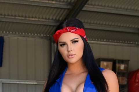 OnlyFans racing star Renee Gracie ‘much more fun off track’ with fans left stunned as she nearly..