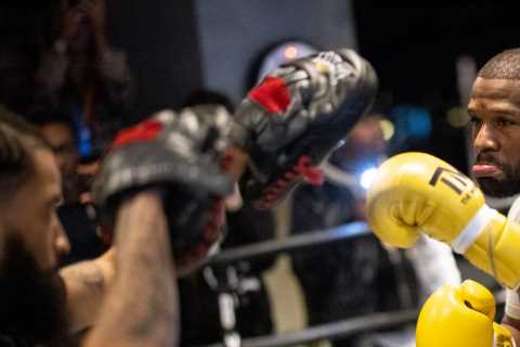 Floyd Mayweather vs Aaron Chalmers live stream and how to watch on Zeus Network