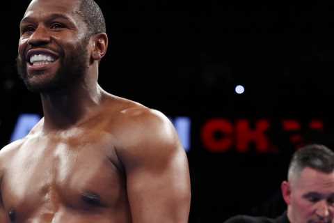 Mayweather vs Chalmers result: Floyd Mayweather makes UK debut but fans stay away in O2 Arena..
