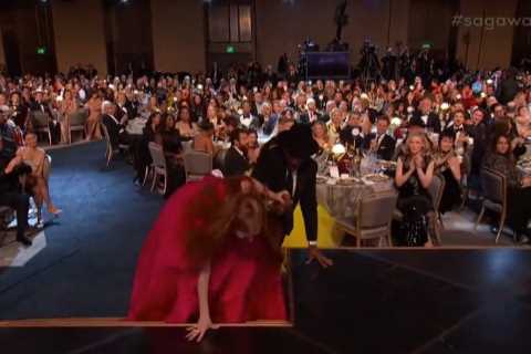 SAG Awards viewers shocked as Jessica Chastain falls down stairs in live TV moment