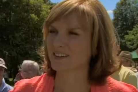 Antiques Roadshow guest throws hands in the air as Fiona Bruce knocks into £50k Star Wars item