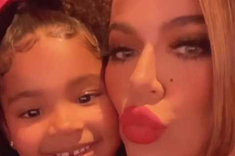 Khloe Kardashian shares new photo of daughter True, 4, towering over her niece Dream, 6, on girls’..