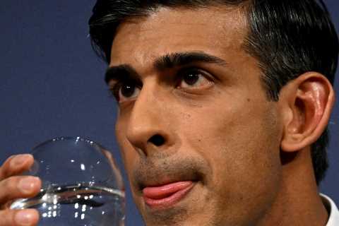 Rishi Sunak slams ‘lefty lawyer’ Keir Starmer for opposing migration plan &amp; says Labour leader..