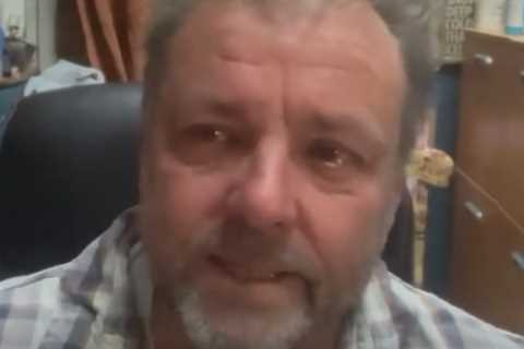 Martin Roberts breaks down in tears as he announces death of father in heart-wrenching video