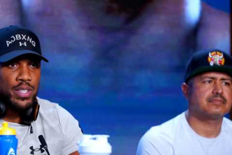 Anthony Joshua’s ex-coach doubles down on criticism of Oleksandr Usyk defeat and says he’s not..