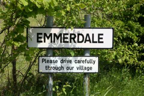Emmerdale legend issues stern warning to fans as he reveals ‘exhausting’ problem – and co-stars..