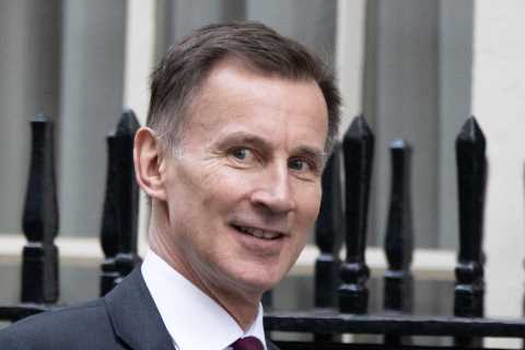 Jeremy Hunt ‘profoundly disagrees’ with Gary Lineker as Tory MPs blast MotD host for ‘tasteless’..