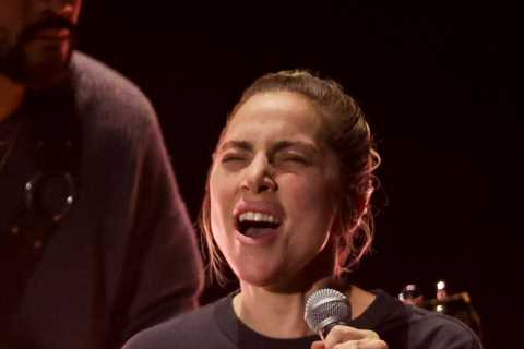 Lady Gaga breaks down in tears during emotional Oscars performance and shocks fans with rare..
