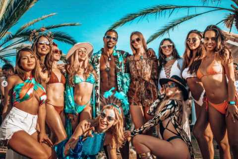 David Haye moves on from Una Healy throuple as he poses with bikini clad pals at festival