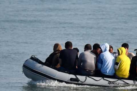 Ministers considering law to prevent migrants sent to Rwanda from returning to UK