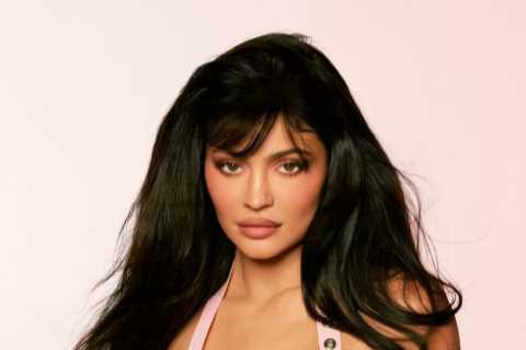Kylie Jenner reveals her real eye lashes and flaunts her massive pout as she shows fans new makeup..