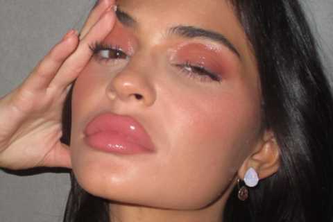 Kardashian critics fear Kylie Jenner’s lips are so big they will ‘burst’ after getting ‘too much’..