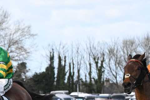 How many fences are there to jump in the Grand National?