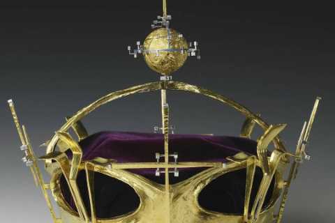 Will Prince William wear a crown at the Coronation?