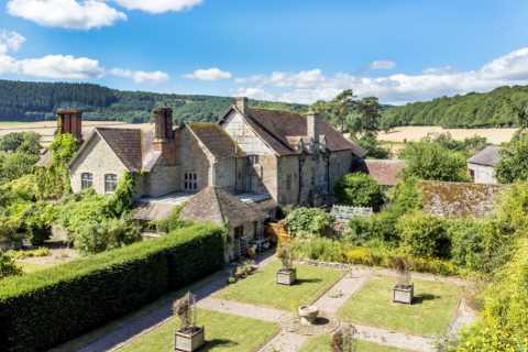 Inside Only Fools and Horses star John Challis’ former country house as it hits market for..