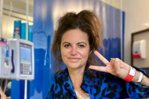 Who was Deborah James and when was she diagnosed with bowel cancer?