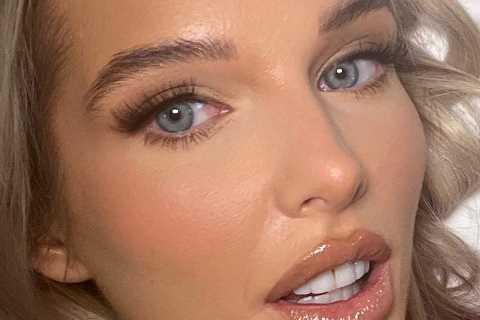 Helen Flanagan lies in bed in lacy lingerie as I’m A Celebrity South Africa star poses for sultry..