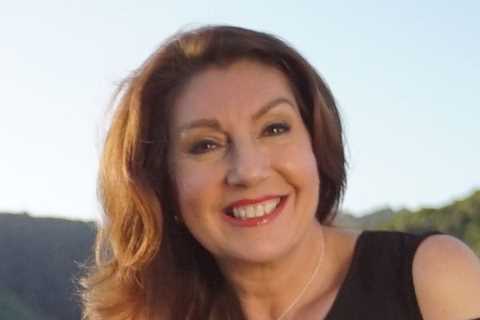 Jane McDonald wows fans in blue swimsuit in first look trailer for new travel show