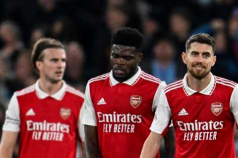 Gary Neville calls out four Arsenal stars for not ‘pulling the team together’ and slams senior..