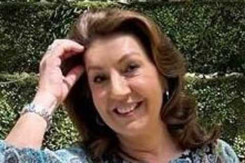 Jane McDonald fans gush ‘gorgeous as ever!’ as star posts glam pics from set of new travel show