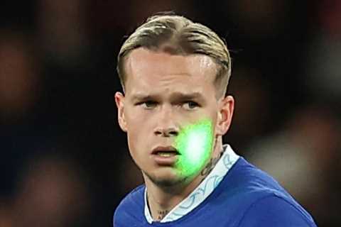 Arsenal fans say Mudryk ‘actually loves us’ after his ‘class’ post addressing laser during Chelsea..