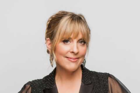 Who is the UK commentator for Eurovision 2023?