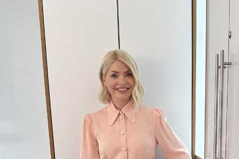 Holly Willoughby is all smiles as she poses behind the scenes of This Morning before reuniting with ..