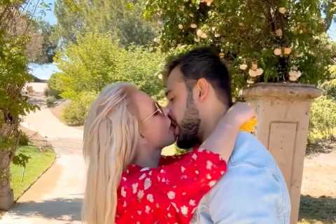 Britney Spears shares new video of raunchy makeout with husband Sam Asghari amid rumors they’re..