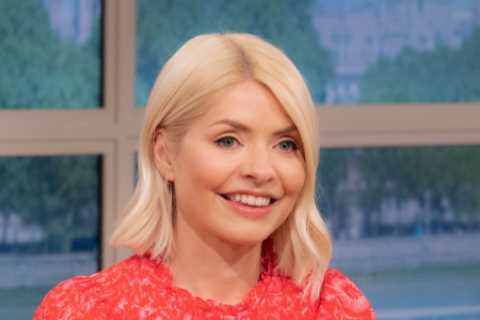 Holly Willoughby brushes off Phillip Schofield feud in cryptic Wylde Moon post