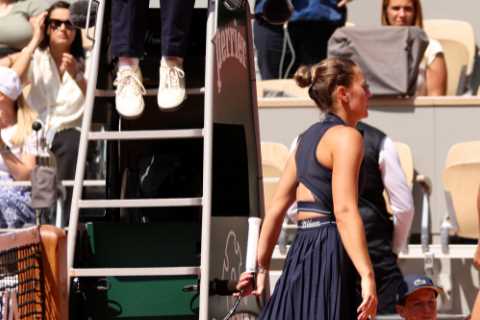 Shocking moment Ukrainian star is BOOED at French Open after refusing to shake hands with..