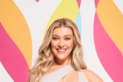 Who is Love Island contestant Molly Marsh