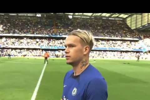Watch Mykhailo Mudryk tell cameraman to film him from better angle with Chelsea fans calling flop..