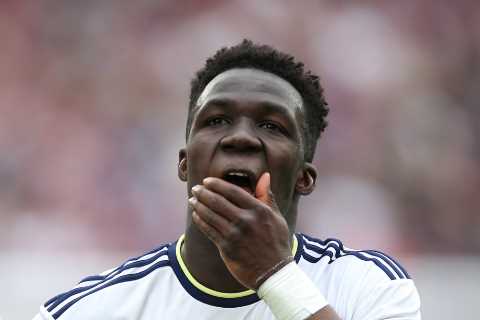 Arsenal ‘closely following highly-rated Leeds star’s situation but face transfer battle with Man..