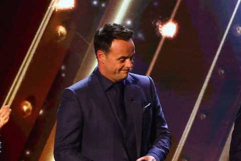 Emotional Travis George falls to the floor on BGT after admitting personal struggle left him in a..